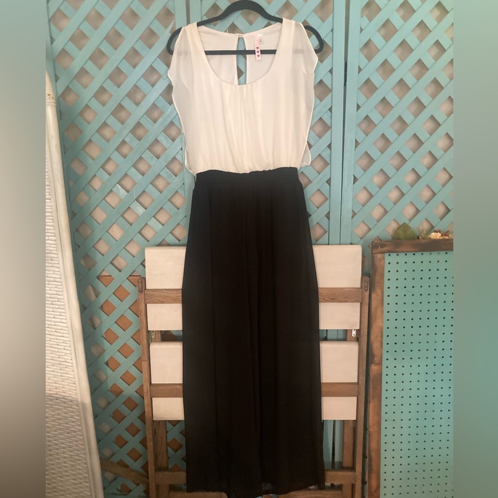 Chic Black and White Sleeveless Jumpsuit
